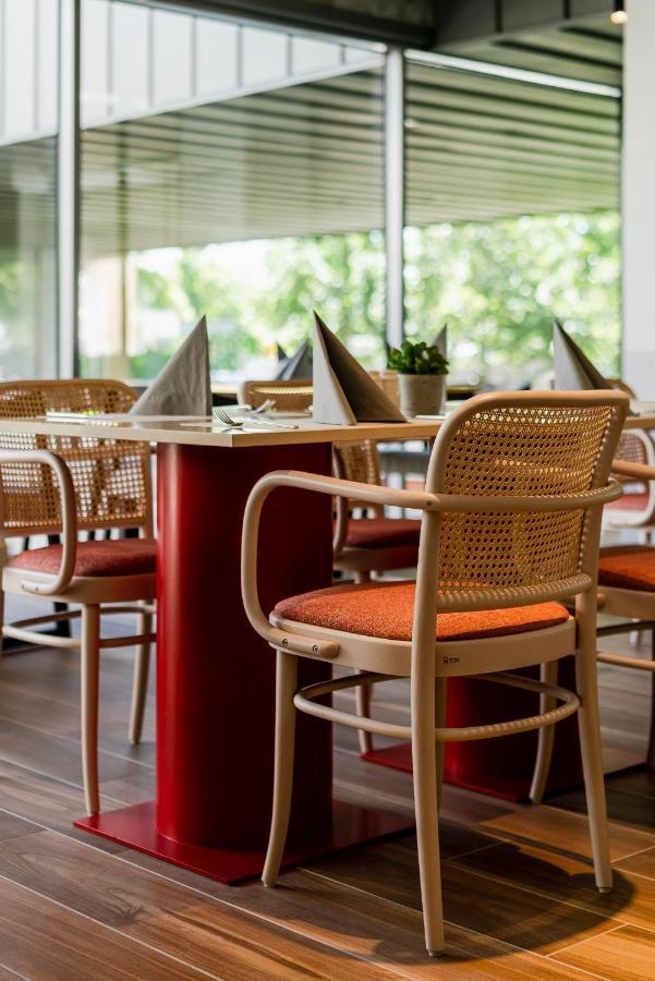 Royal Tulip Sand Kołobrzeg Kültér fotó Thonet chair